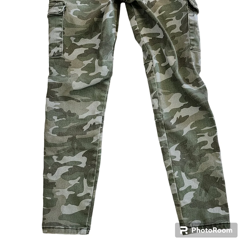 Girls Justice Camouflage pull on pants size 8.